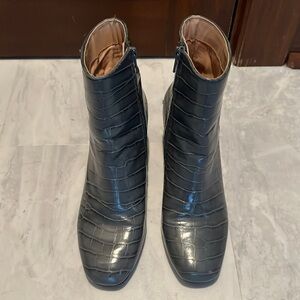 Steve Madden  boots with heels    Bluish gray alligator print    Size 6.5